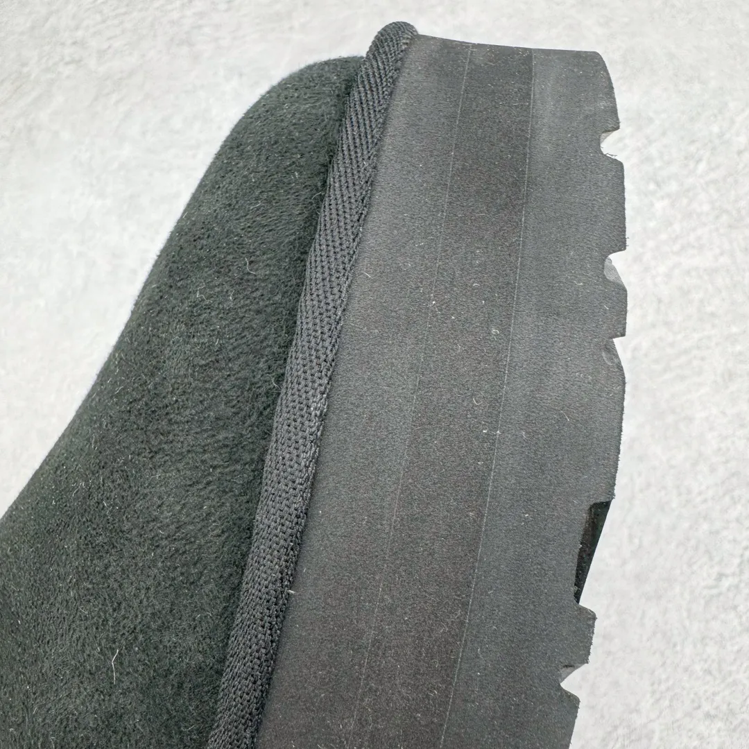 Pick up locally 💰520 UGG 5092 Classic autumn and winter sheepskin and fur integrated snow boots. All shoes are made of ZP. Longfeng A-grade Australian imported sheepskin and fur integrated brand OEM production line. Fully follow the ZP process. OEM original pattern maker. Adhering to the principle of no original shoe development and selection. Pay attention to every detail. The most authentic version on the market. TREADLITE "Light Wing" technology outsole. Light/durable/flexible/pile size: 35 36 37 38 39 40 Coding: by2936070
